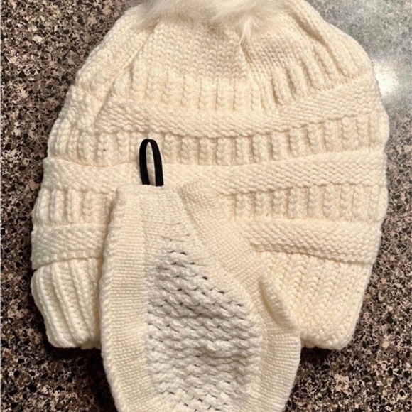 Winter beanie with matching mask with pompom, Unisex adult, one size - 2 colors - Picture 2 of 5